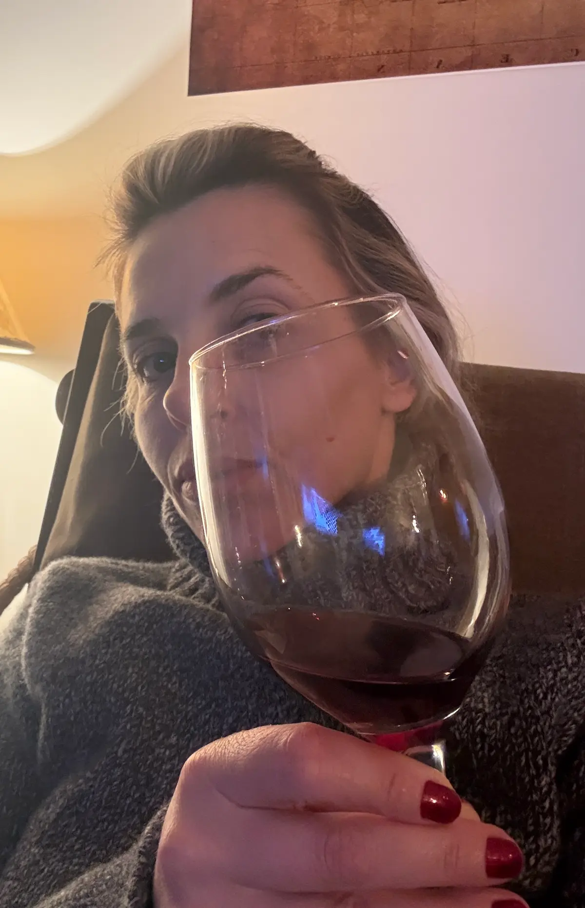 Renata Sampaio em momento de lazer com vinho